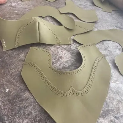 Piezas de piel cortadas y picadas a mano para un modelo brogue