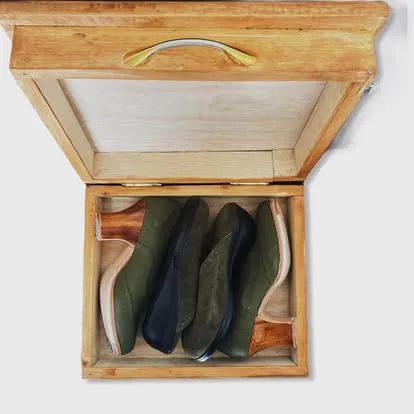 Caja de madera Navarro abierta mostrando varios pares
