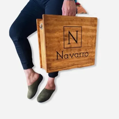 Clienta cargando su caja de madera Navarro