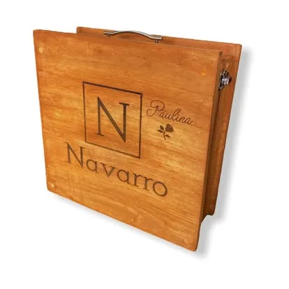 Caja de madera Navarro personalizada con el nombre grabado