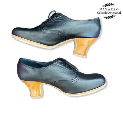 Azabache, modelo artesanal de tacón de madera en piel