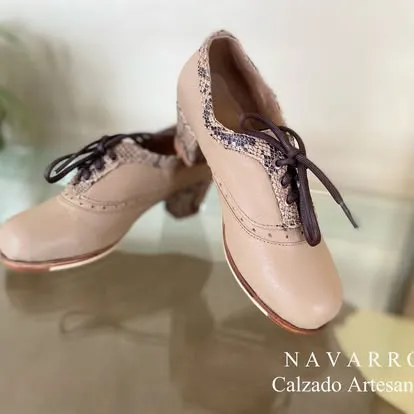 Duna, modelo artesanal de tacón de madera en piel y pitón