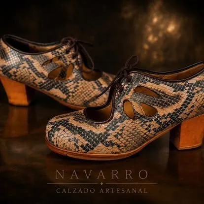 Pitón, modelo artesanal de tacón de madera en piel grabada pitón